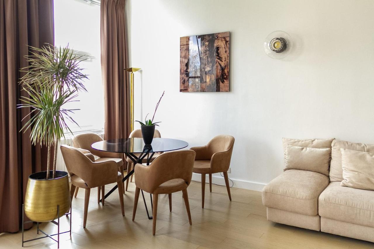 Beautiful Flat View Of The Seine And Eiffel Tower Apartment