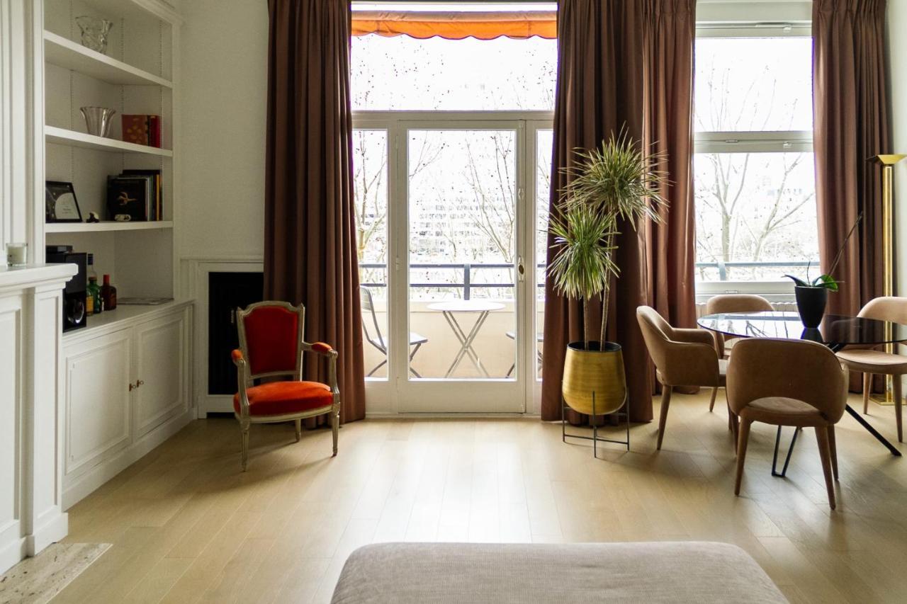 Beautiful Flat View Of The Seine And Eiffel Tower *