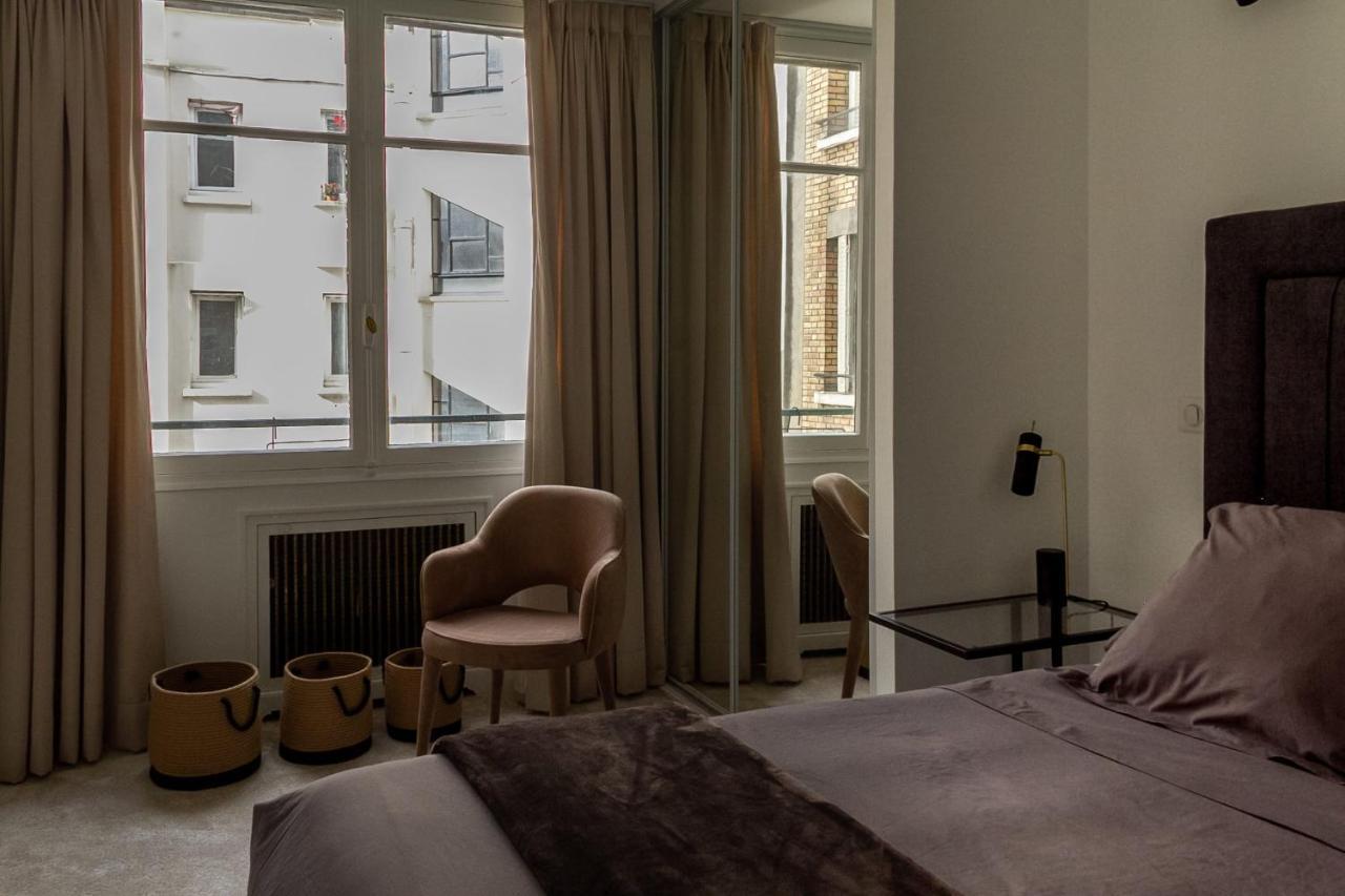 Beautiful Flat View Of The Seine And Eiffel Tower *